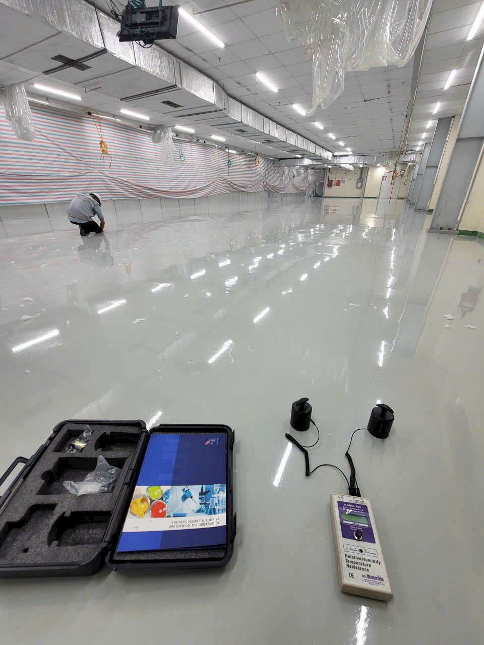 Sơn Epoxy Chống Tĩnh Điện Là Gì? Giải Pháp Toàn Diện Cho Sàn Công Nghiệp 3 1782962277721 628633028044340271 g7225333137336249555 72f6fad15f6e30ea7503452b9e8cc90e