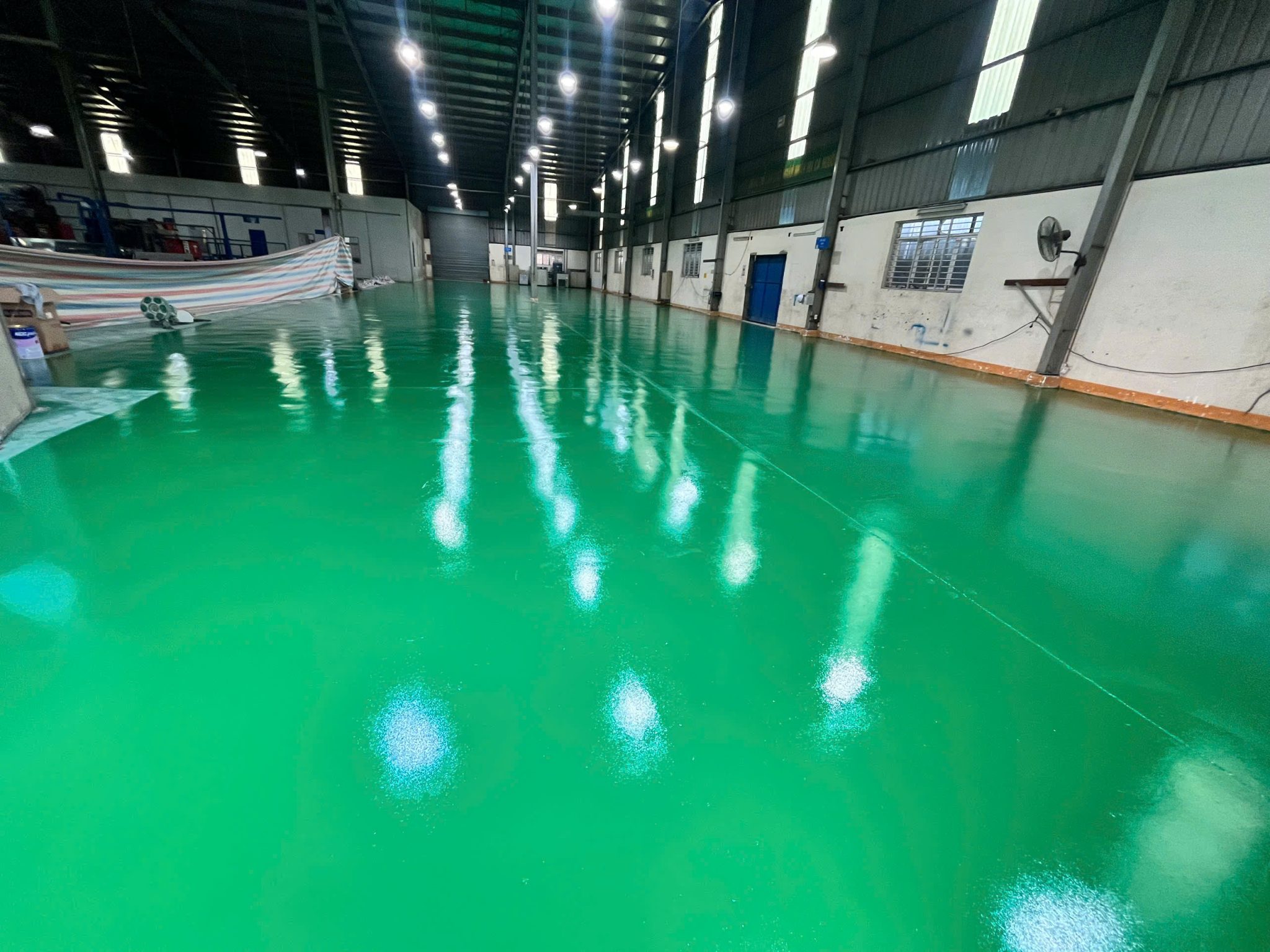 Cải Tạo Nền Bê Tông Cũ Bằng Sơn Epoxy: Giải Pháp Toàn Diện Từ AVICO 3 5d898e10d3fe63a03aef5 2048x1536 1